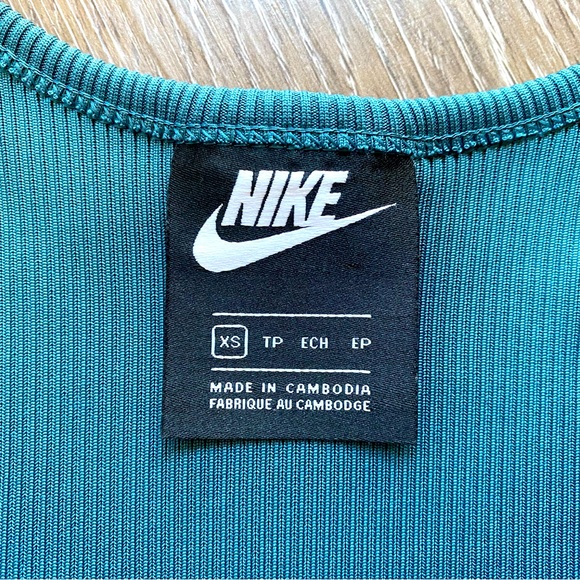 Vintage Style Nike crop top - Picture 2 of 3